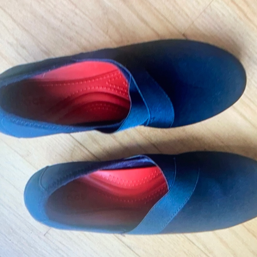 Crocs women’s size 10 dual comfort stretch wedge practically
